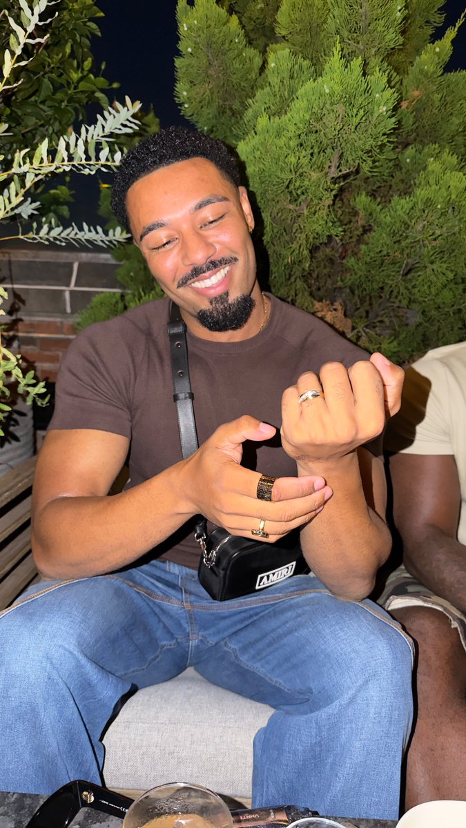 JMxnsa's tweet photo. Off the market 💍 https://t.co/j5LID9EAyE