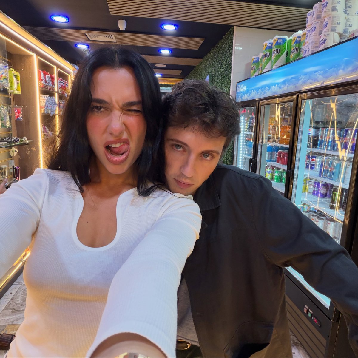 DUALIPA's tweet photo. studio rat and other sightings 🐀 💓 https://t.co/GCzoMEk4aT