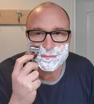 EnsedeCiencia's tweet photo. Rob Kenney creció sin la guía de su padre y años después decidió convertirse en esa figura para millones de personas. Creó el canal “Papá, ¿cómo hago esto?”, donde enseña desde afeitarse y hacer un nudo de corbata hasta cambiar una llanta o realizar reparaciones básicas. https://t.co/Ws3UnPV78l