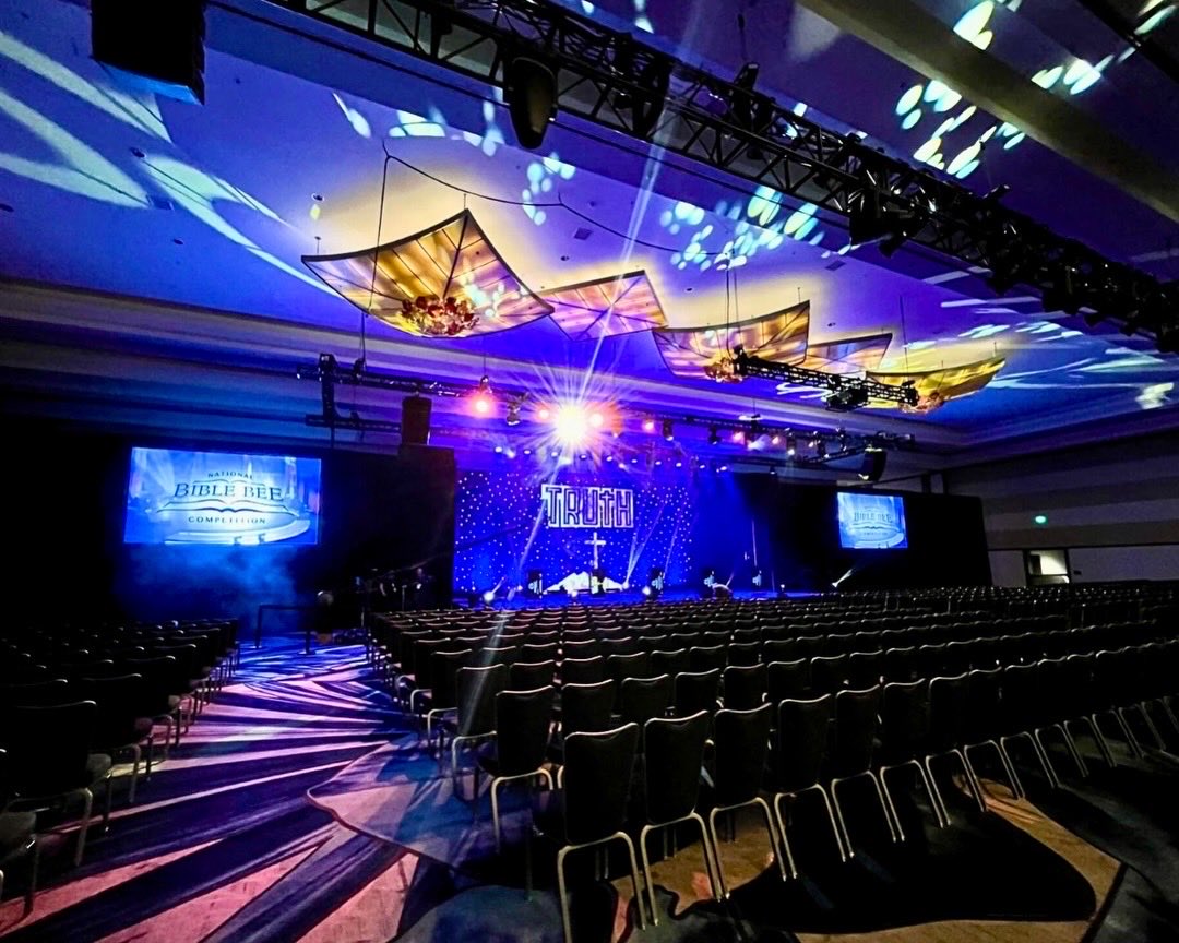 StarliteAVL's tweet photo. Empty room ➡️ showtime.
A few looks at the setup & the crew behind the scenes keeping everything moving once the show begins. 🎛️✨
#eventproductions #audiovisualproduction #AVL #avtech #behindthescenesmagic https://t.co/Ymniz7OmDW