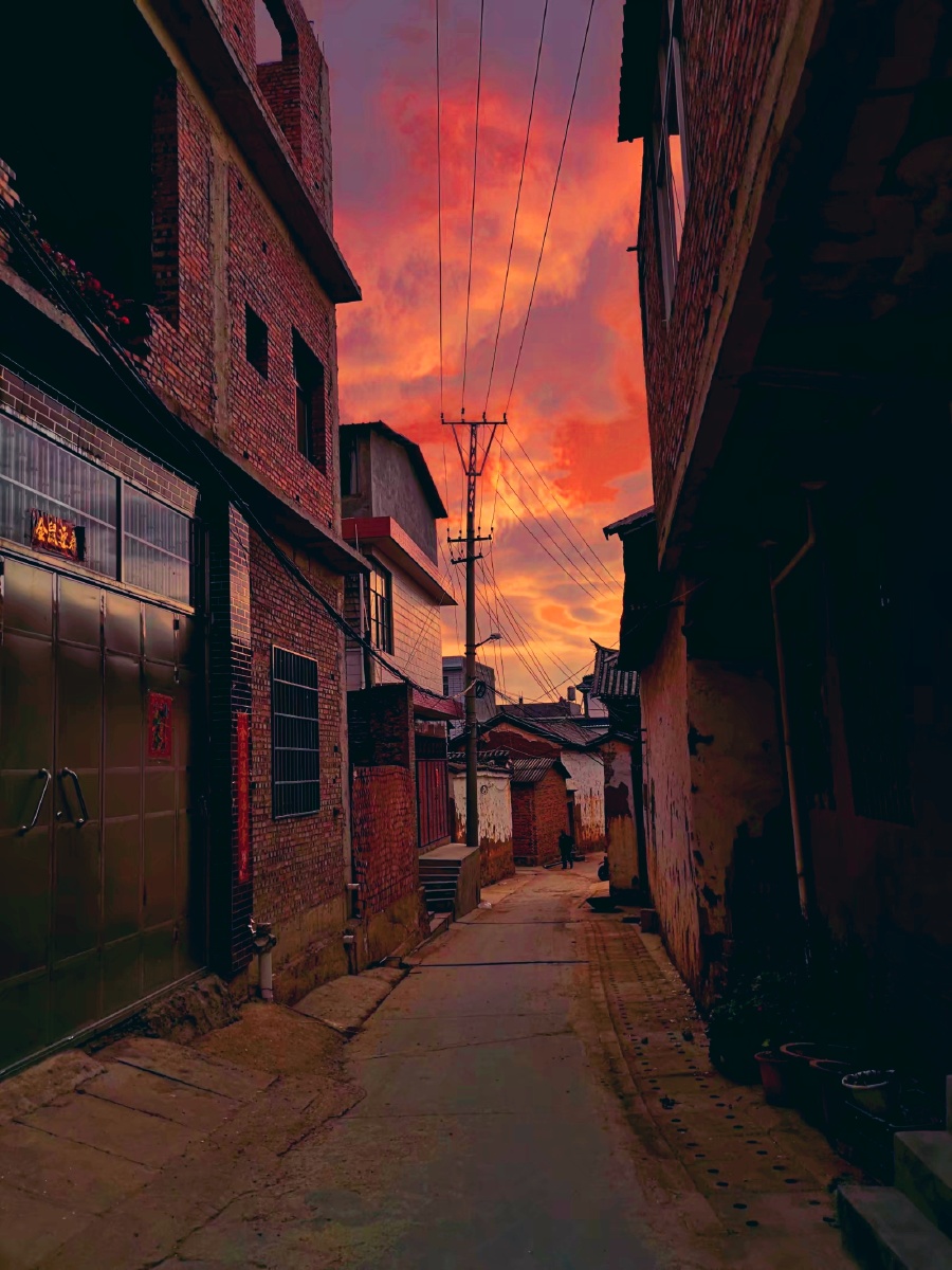 pradeep89559883's tweet photo. Just caught this quiet alley glow as sunset spilled over the brick walls—street magic doesn’t need crowds ， https://t.co/jtlwa8L9yE