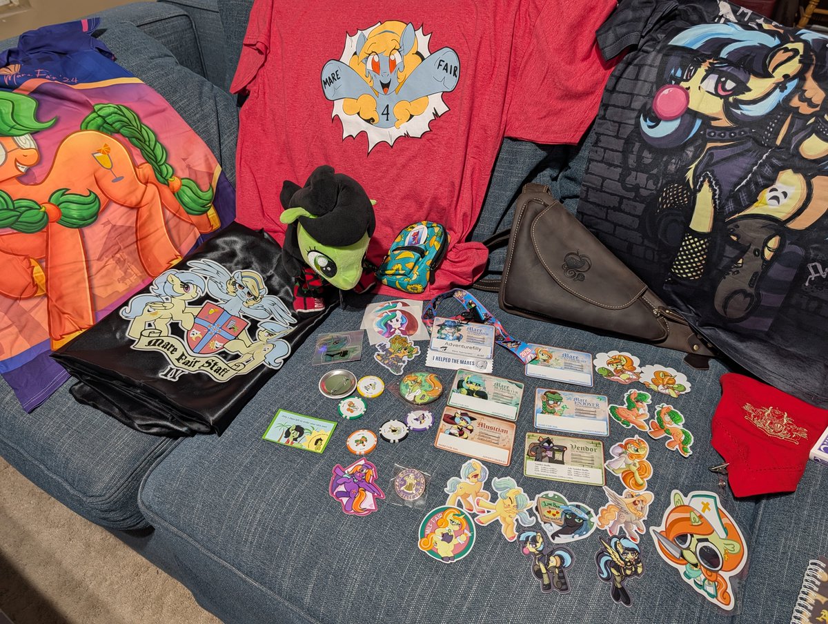 AdventureFilly's tweet photo. Dad got so much cool stuff :O
There are even stickers of dad kissing Fun Raiser hehe x3 https://t.co/HMey9UBvSE