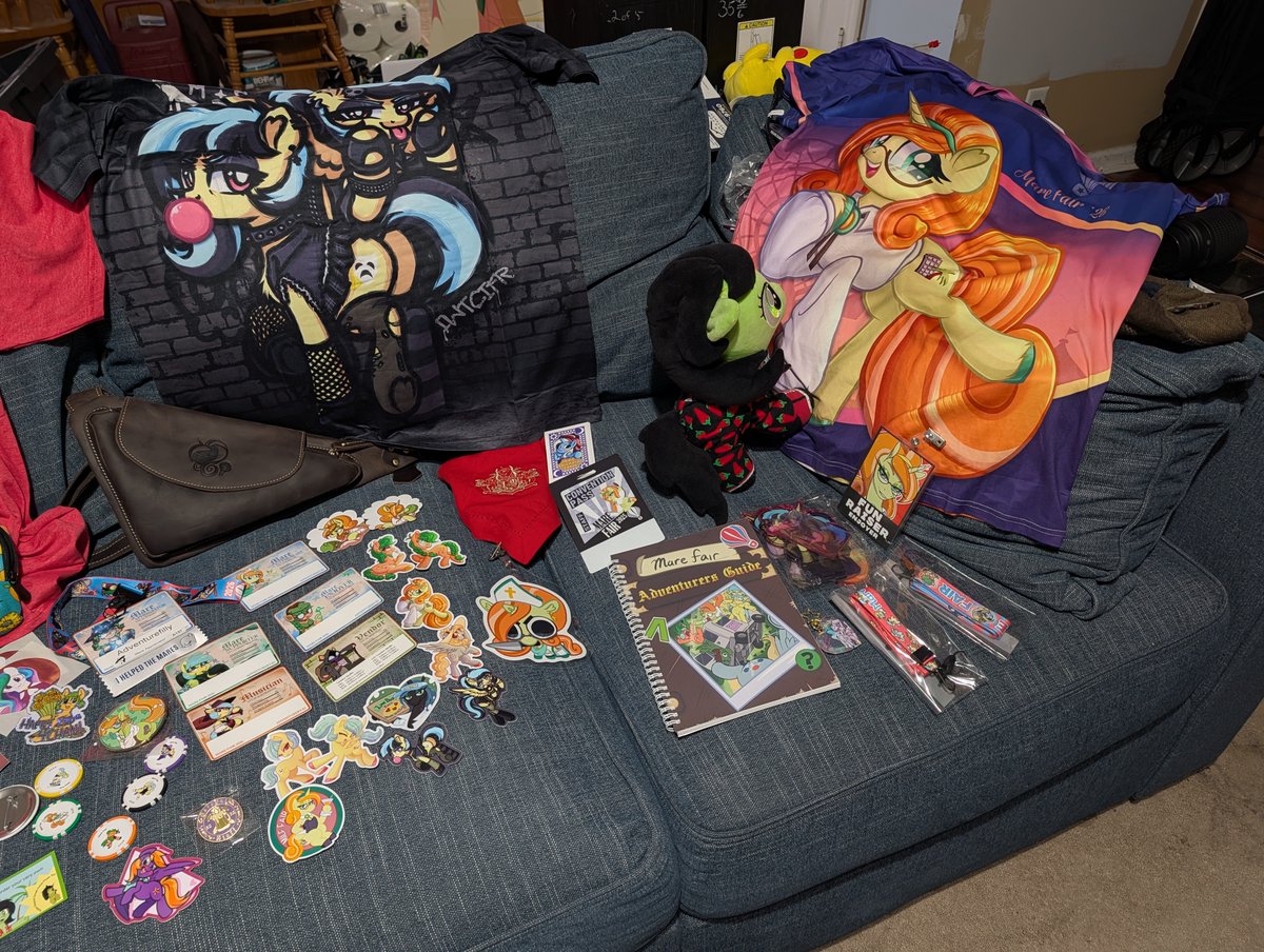 AdventureFilly's tweet photo. Dad got so much cool stuff :O
There are even stickers of dad kissing Fun Raiser hehe x3 https://t.co/HMey9UBvSE