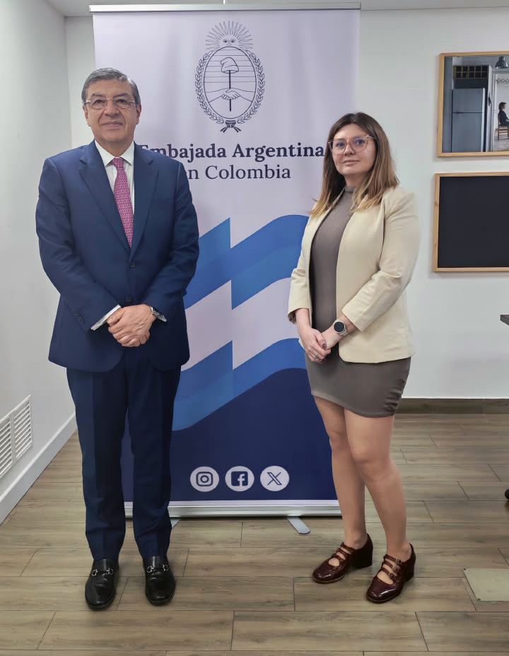 CC_Energia's tweet photo. 🇦🇷⚡Hoy, @JHPedraza, pte @CC_Energia, se reunió con Melissa Viola, secretaria de @ArgColombia, para dialogar sobre los retos y oportunidades del sector energético.

🌎 El encuentro permitió fortalecer lazos, promover cooperación empresarial e invitar al XII Congreso Energía 360° https://t.co/yL8tQXqgcX
