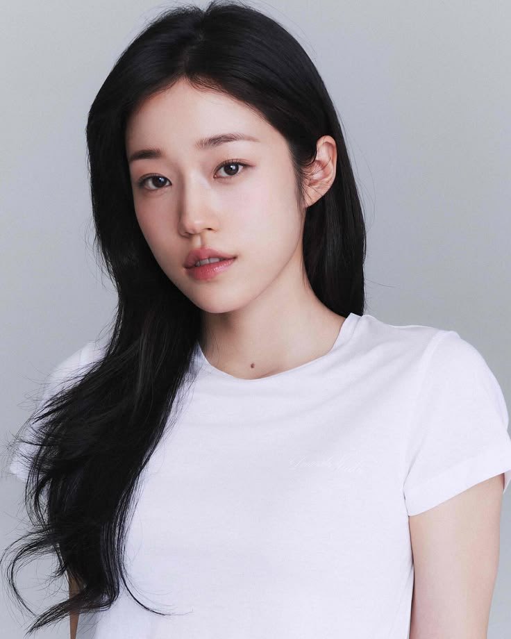 skzpopbase's tweet photo. “Slow It Down” by Felix is an acoustic hip-hop genre song with a light guitar loop and hip beat, and it contains a message to stop for a while in a fast-flowing world and look back on the time and dreams with precious people.

The MV will feature actress Roh Yoon Seo! https://t.co/0sIKs1HXzI