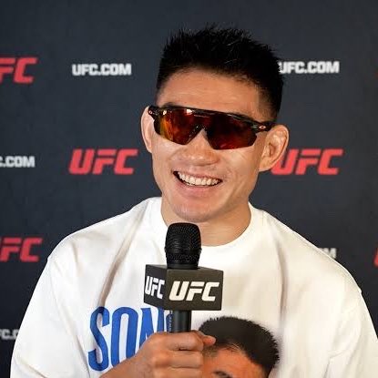 DovySimuMMA's tweet photo. 🫡Song Yadong understands and DEFENDS Usman Nurmagomedov for jumping the cage

“Watching the slow motion, it looked like he was turning around to throw an elbow or something, but actually I understand because they are brothers. 

he went over to check on his brother, and suddenly someone runs over, like you’d definitely react that way”