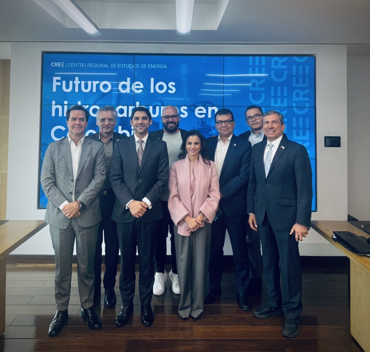 ErnestoForero's tweet photo. El futuro de los hidrocarburos en Colombia se construye con diálogo, información y confianza.

Hoy conversamos con los gremios del sector sobre seguridad energética, exploración, producción, inversión y los retos que como país tenemos por delante.

En la @ANHColombia las puertas están abiertas. Conversación franca, rigor técnico y visión de largo plazo para el sector y el país.