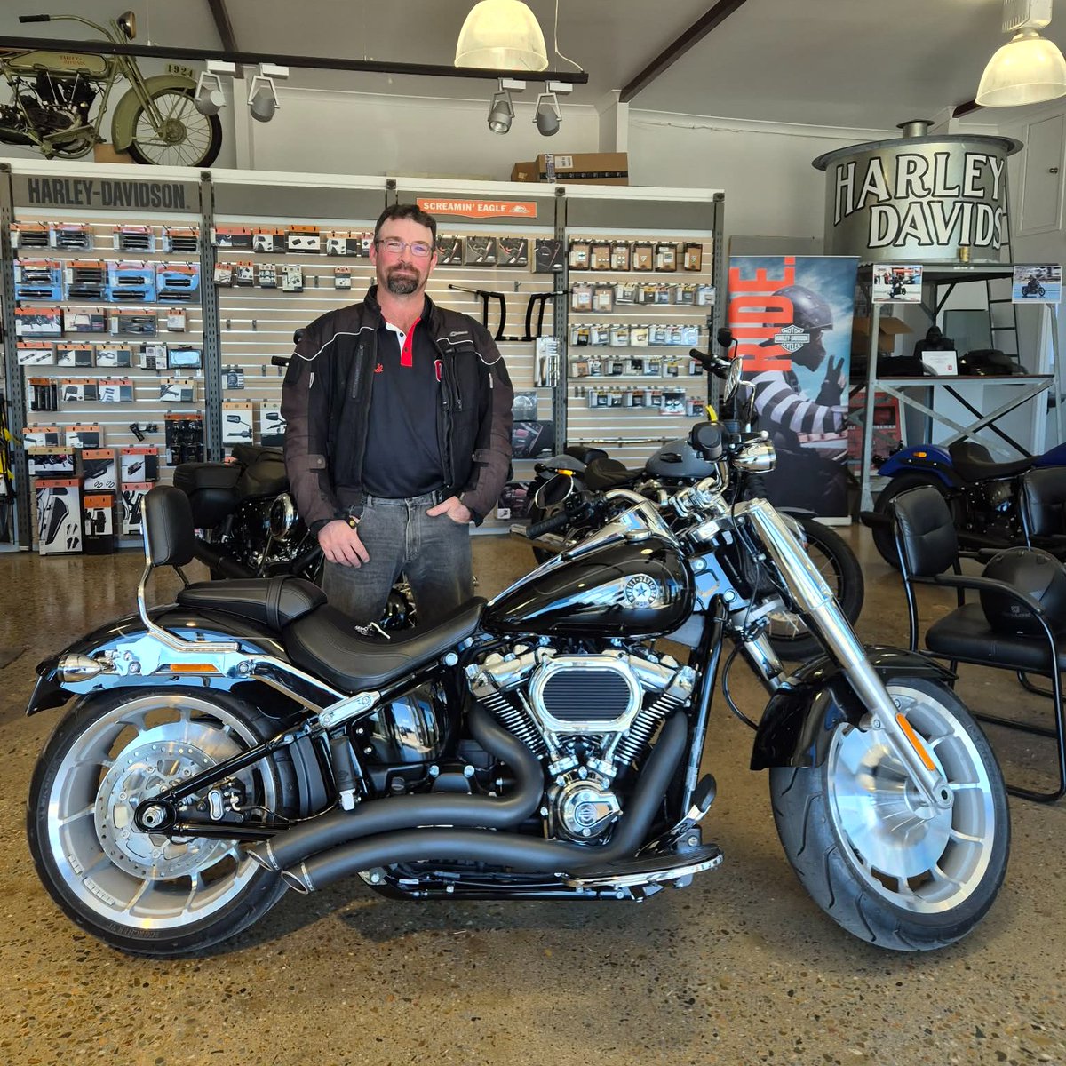 DonovanWinbt4h's tweet photo. NEW BIKE DAY! Congratulations to Allan on his brand-new 2026 Harley-Davidson Fat Boy in Vivid Black! After riding Triumphs, he’s officially joined the Darkside—and looks right at home. His new FLFB features a tail tidy, Freedom Performance Sharp https://t.co/4qiizu5WdJ