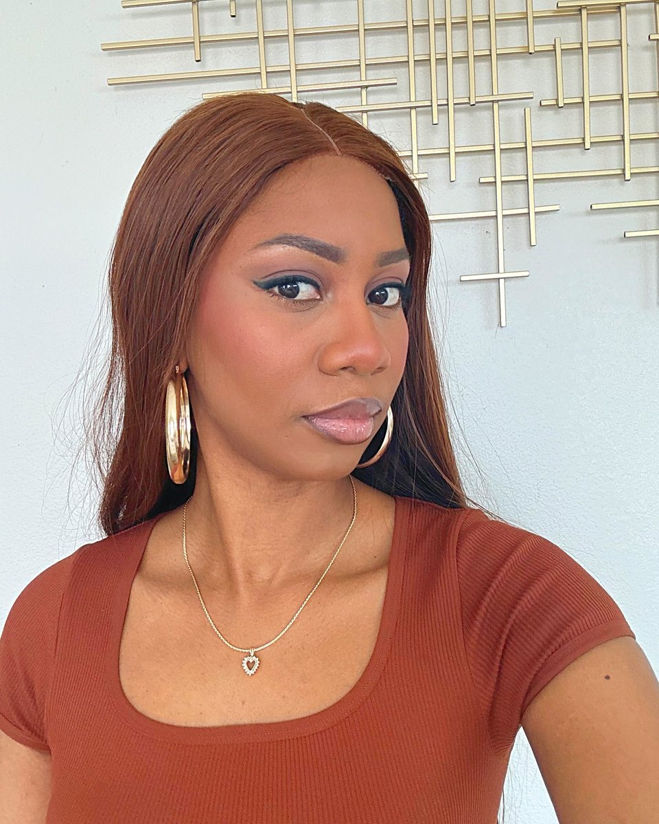 AnaCarolinaMuoz's tweet photo. Brown Skin Girl 
Un trait d’eye-liner longue tenue, pour un regard intense qui résiste à toutes les épreuves pendant 24 h. Merci Rimmel London. https://t.co/pj6ADddOu5