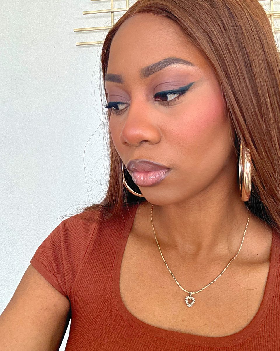 AnaCarolinaMuoz's tweet photo. Brown Skin Girl 
Un trait d’eye-liner longue tenue, pour un regard intense qui résiste à toutes les épreuves pendant 24 h. Merci Rimmel London. https://t.co/pj6ADddOu5