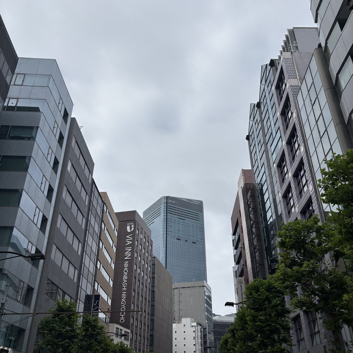 pita_masui's tweet photo. おはようございます。

曇天の東京日本橋。
9月になりました。少し多めの荷物を持って小学校に向かう子供達の群れを横目に通勤です。

皆様も良い一日をお過ごしください♪
#企業公式が毎朝地元の天気を言い合う
#福祉用具 https://t.co/lJV4BdpJTN