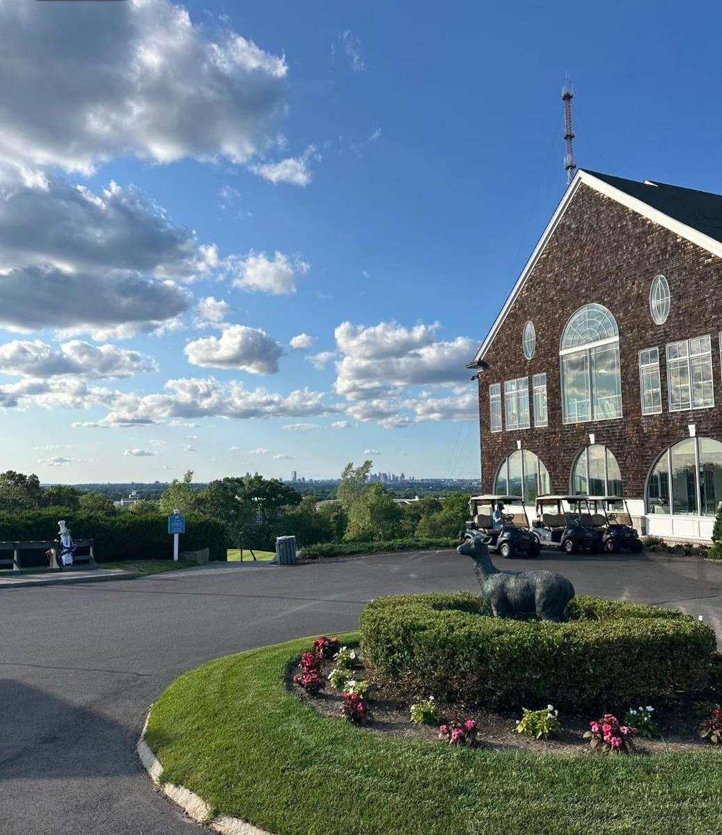 MadisonPartwl0's tweet photo. The most beautiful view on the golf course #golf https://t.co/Lh62lCoF05