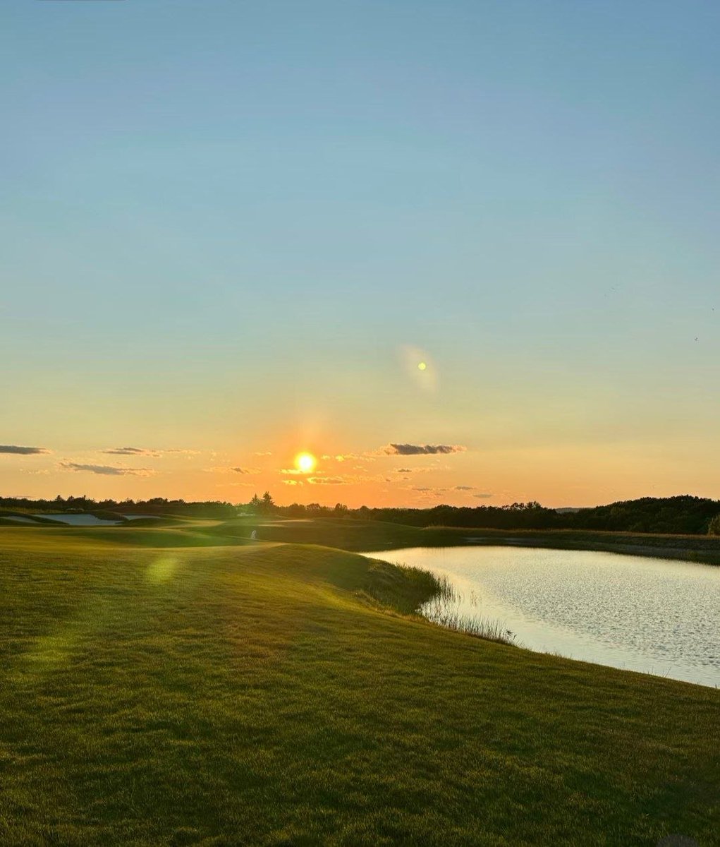 MadisonPartwl0's tweet photo. The most beautiful view on the golf course #golf https://t.co/Lh62lCoF05