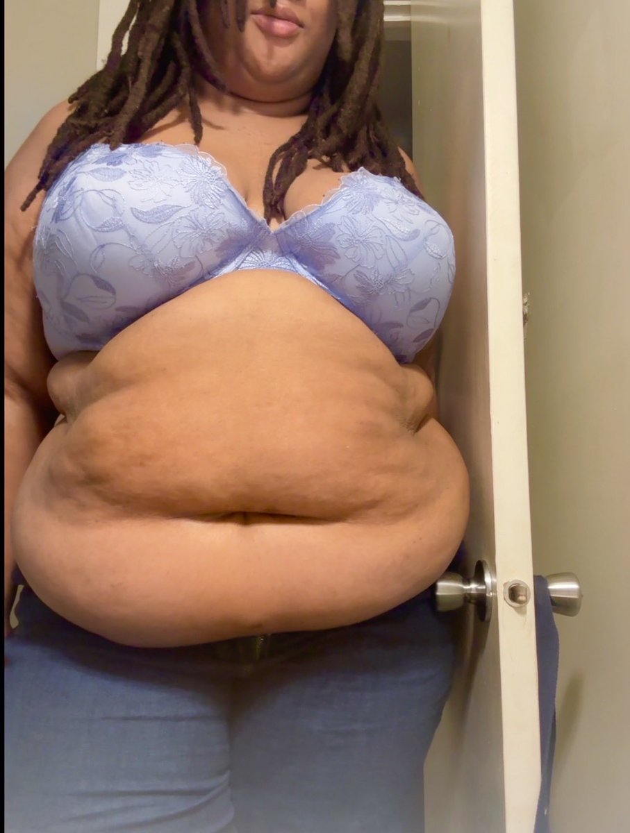 Cowseii's tweet photo. Which do you prefer ?? If u ask me you've gotta let it hang
:3
.
.
.
.

#chubbybutcute #cutefatty #chubbygirl #fattygirl #fatgirl #stuffedfatty #feedmybelly #feederismcommunity #bellygainer #bellykink #bellybutton #doublebelly #sexybelly #cutebelly #fatpositive #Imafatty #deepbellybutton #bbelly #feedee #feederism