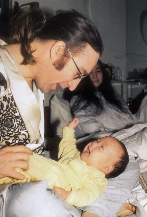 leticiaayangalt's tweet photo. john lennon no aniversario dele de 1975, junto com o maior presente que ele poderia receber https://t.co/LH8IQWvcMN