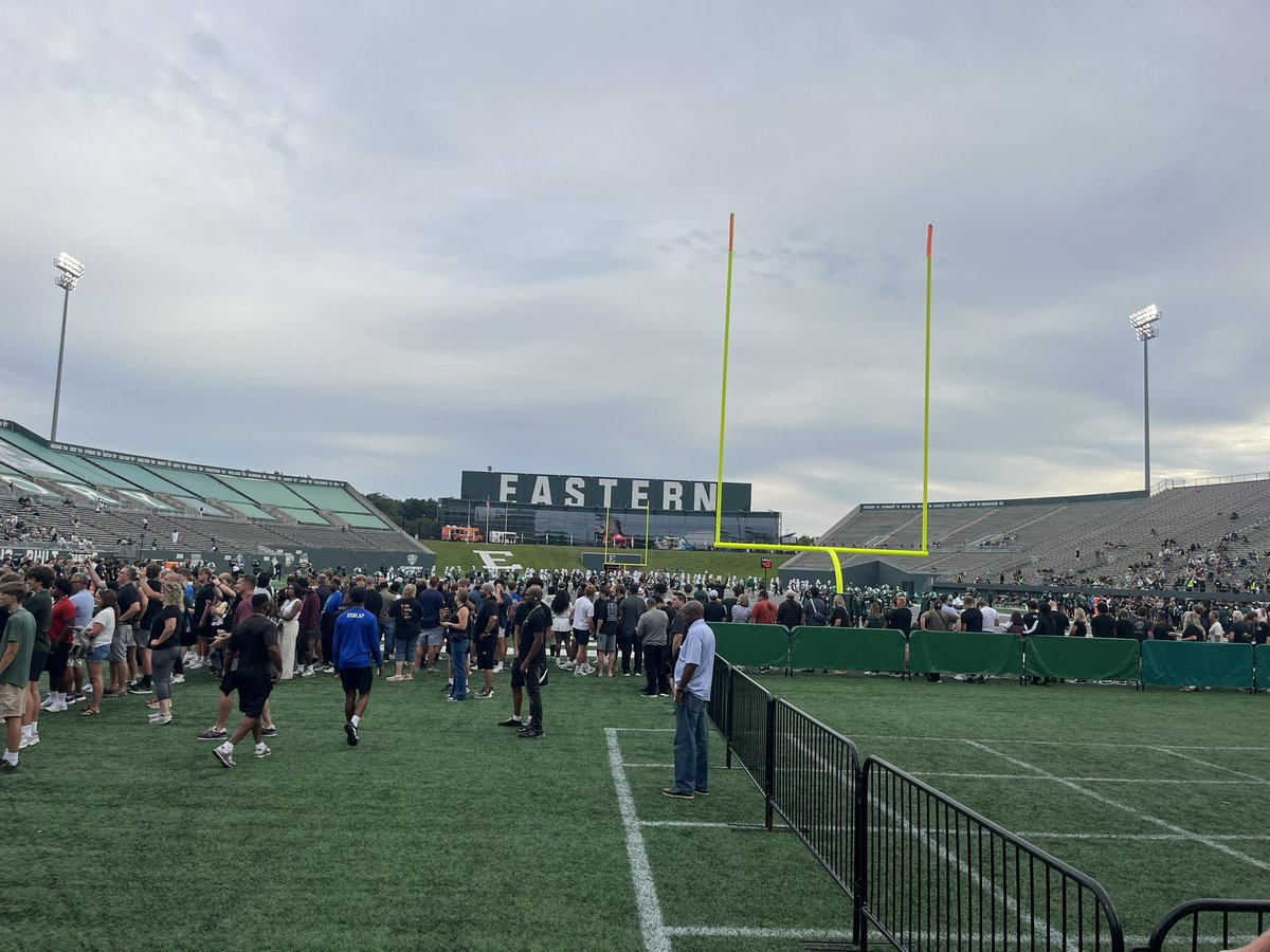 JutteBreaker's tweet photo. Thank you coach @Coach80Cj for the invite to come check out Eastern Michigan’s game opener. I had a great time watching the energy and fearlessness the players brought on the field.  @EMUFB @Coach_Creighton #bigdubs #GoEagles https://t.co/6mSHs5jA4O
