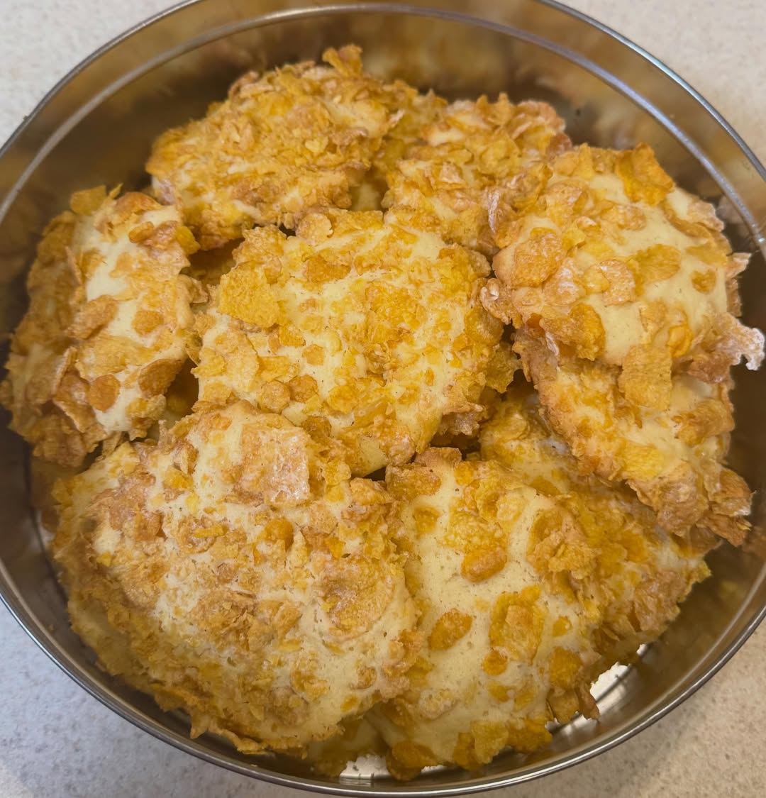 MarvelFayaa3fo's tweet photo. Sunday baking: Frosted Flakes cookies. https://t.co/1Faz2UyvWB