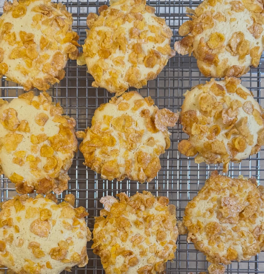 MarvelFayaa3fo's tweet photo. Sunday baking: Frosted Flakes cookies. https://t.co/1Faz2UyvWB