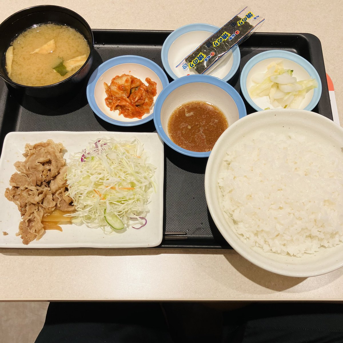 sidefireyosshi's tweet photo. 松屋は私が1番お世話になっている牛丼チェーン❗️モーニング「特朝牛皿定食」は副菜豊富(キムチはクーポン)更に店舗によってはご飯おかわり無料😋真ん中の「つゆ」は別皿チョイス可能な優しさ👍かけてもよし、牛肉をつけて食べるも良し、これで400円💯松屋フーズは日本の食にかかせない存在👏✨ https://t.co/LOpjyTK0px