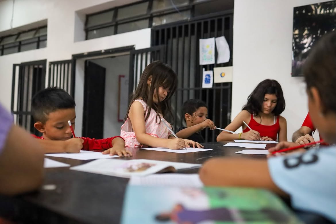 minculturave's tweet photo. Con la lectura de las obras “Calavera”, “Simón y Nevado” y “Conocimos al Libertador”, culminó el programa “Agosto en colores e historias” en el campamento transitorio de la Escuela Nacional de Artes Escénicas César Rengifo, ubicada en la parroquia Altagracia de Caracas. https://t.co/GLx6NfcOt2
