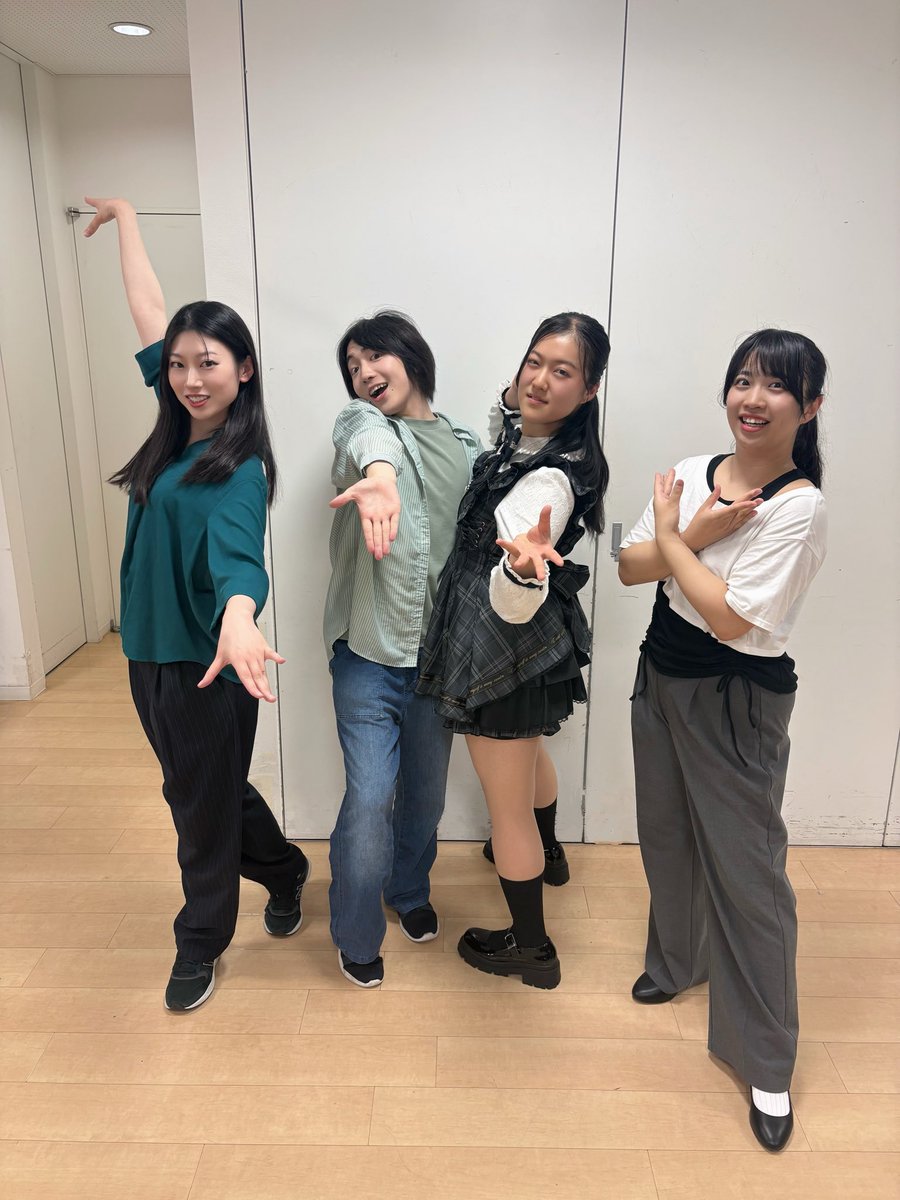 aoi006_k's tweet photo. 最終稽古で全チームのレオナs大集合🌙
左からＡＣＤＢです🌙

なぜポーズがバラバラなのか🌙
答え合わせは劇場にて🍌

＃ショービズは難しい https://t.co/ZsFzIlnuc1