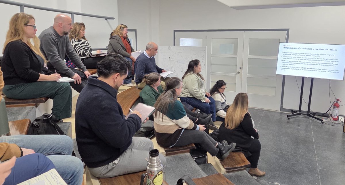 medicinalegal's tweet photo. Continúa el Curso de Medicina Legal Penitenciaria de @eduperudelar.
La Prof. Agda. Natalia Bazán expuso hoy sobre situaciones especiales: huelga de hambre, autolesiones, uso de armas menos letales, prisión domiciliaria, presencia de guardia en la consulta, medidas de contención. https://t.co/2MWPVWJSIo