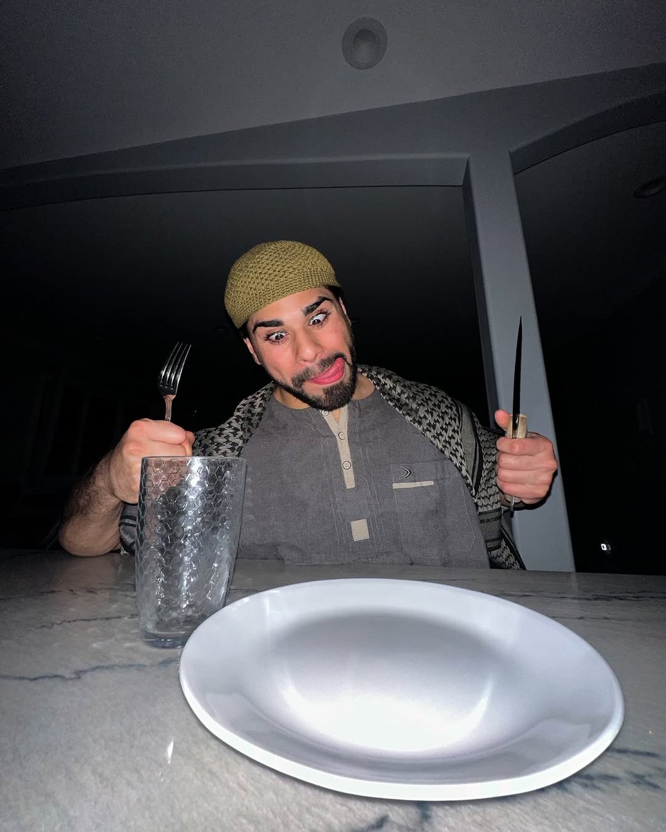 DouglaMijares's tweet photo. Fasting during Ramadan makes the cutting fast (haha, get the joke?) https://t.co/81K6DUlC93