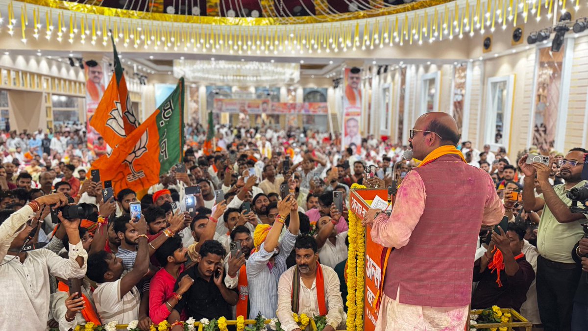 HarishD_BJP's tweet photo. कल रात बस्ती पहुंचकर मिले भव्य स्वागत एवं अभिनंदन के बीच अपने कार्यकर्ताओं, नेताओं और देवतुल्य जनता से संवाद किया।

लखनऊ से लेकर बाराबंकी, अयोध्या और बस्ती तक मिले अपार स्नेह एवं सम्मान के लिए हृदय से आभार। 🙏 https://t.co/CyWzX8CYNT