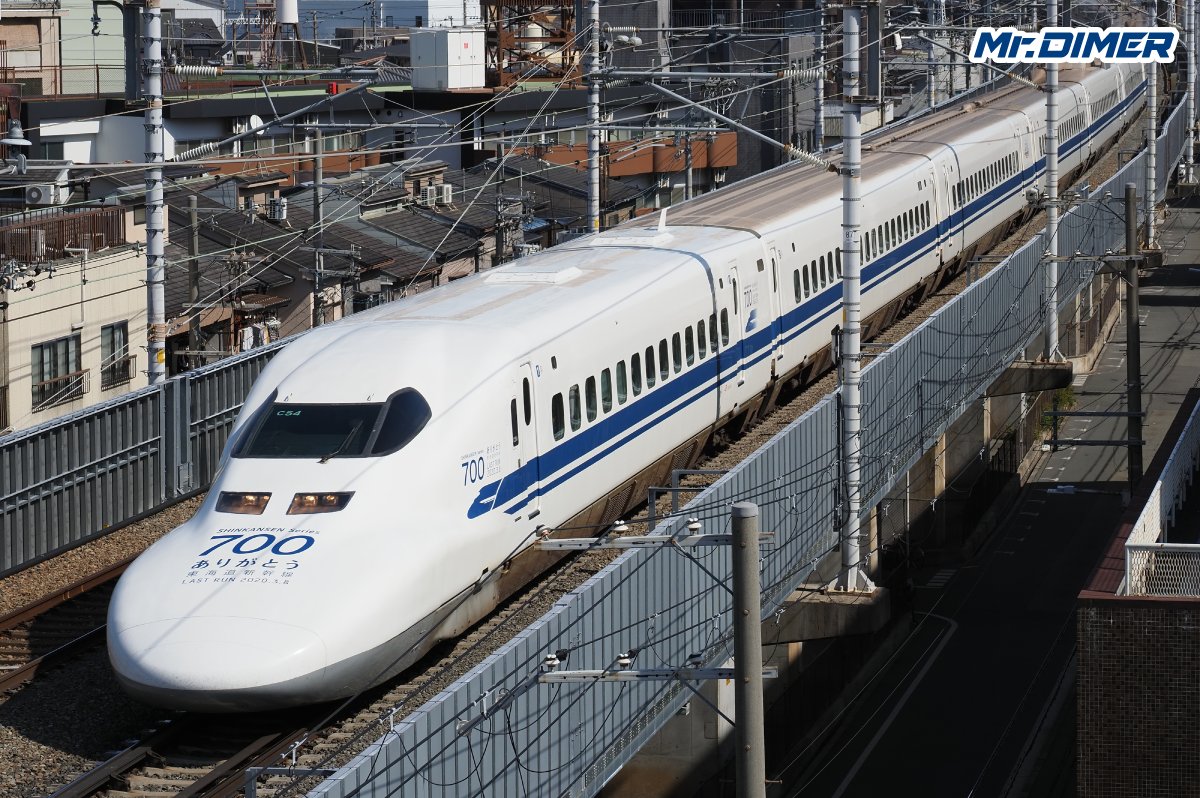 MrDIMER_X's tweet photo. 【東海道新幹線】700系は生きている？！

＜引退した新幹線が、東京駅で第二の人生を送っている＞

1999年に営業運転を開始し、
長らく東海道新幹線の主力として活躍した700系。

N700系への置き換えにより、
JR東海所属車は2020年に東海道新幹線から姿を消しました。

ところが――

その700系、
実はいまも東京駅で「生きています（活きている？）」。

東京駅八重洲北口にある
「東京ギフトパレット」。

柱や壁、天井を彩る桜の装飾、
さらには店舗のカウンターなどに、
かつて700系の車体だったアルミニウムが使用されています。

アルミ製の鉄道車両は、
そのまま溶かせば再びアルミになる……
と思ってしまうところですが、
実際には塗装やボルトなどが付着しているため、
高品質なアルミだけを取り出すことは容易ではありません。

従来、廃車となった新幹線のアルミは
鉄を製造する際の添加剤などとして利用されていました。

そこで開発されたのが、
車体からアルミニウムを分別して再生する技術です。

こうして700系の車体は細かく砕かれ、
再びアルミニウムの素材へ。

東京ギフトパレットでは、
「のれん」を模した装飾に700系アルミを50％、
桜の装飾には20％を使用。

さらに柱や壁、
スターバックスのカウンターの一部には、
700系由来のアルミニウムが100％使用されています。

東京駅を歩いていて目にするその金属。

もしかすると、
かつて270km/hで東海道を駆け抜けていた
700系のソレかも知れません。

鉄道車両としての役目を終えても、
その素材まで消えてしまったわけではない。

東海道新幹線の700系は、
姿を変えて、いまも東京駅に残っています。

（Mr.DIMER編集長）