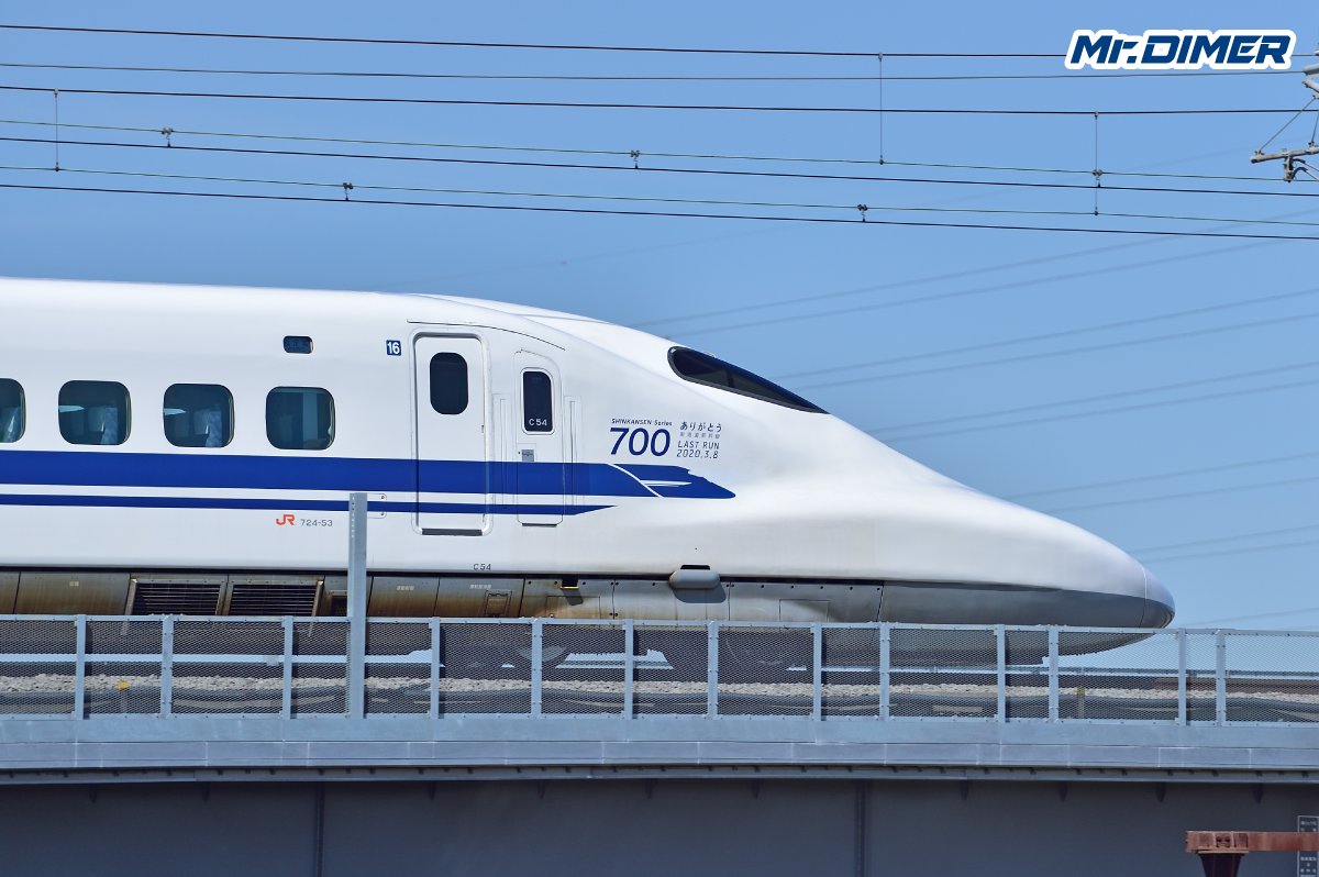 MrDIMER_X's tweet photo. 【東海道新幹線】700系は生きている？！

＜引退した新幹線が、東京駅で第二の人生を送っている＞

1999年に営業運転を開始し、
長らく東海道新幹線の主力として活躍した700系。

N700系への置き換えにより、
JR東海所属車は2020年に東海道新幹線から姿を消しました。

ところが――

その700系、
実はいまも東京駅で「生きています（活きている？）」。

東京駅八重洲北口にある
「東京ギフトパレット」。

柱や壁、天井を彩る桜の装飾、
さらには店舗のカウンターなどに、
かつて700系の車体だったアルミニウムが使用されています。

アルミ製の鉄道車両は、
そのまま溶かせば再びアルミになる……
と思ってしまうところですが、
実際には塗装やボルトなどが付着しているため、
高品質なアルミだけを取り出すことは容易ではありません。

従来、廃車となった新幹線のアルミは
鉄を製造する際の添加剤などとして利用されていました。

そこで開発されたのが、
車体からアルミニウムを分別して再生する技術です。

こうして700系の車体は細かく砕かれ、
再びアルミニウムの素材へ。

東京ギフトパレットでは、
「のれん」を模した装飾に700系アルミを50％、
桜の装飾には20％を使用。

さらに柱や壁、
スターバックスのカウンターの一部には、
700系由来のアルミニウムが100％使用されています。

東京駅を歩いていて目にするその金属。

もしかすると、
かつて270km/hで東海道を駆け抜けていた
700系のソレかも知れません。

鉄道車両としての役目を終えても、
その素材まで消えてしまったわけではない。

東海道新幹線の700系は、
姿を変えて、いまも東京駅に残っています。

（Mr.DIMER編集長）