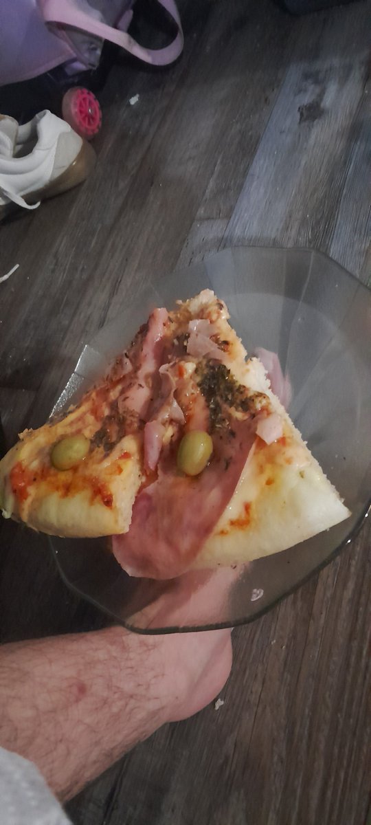 A1kocidio's tweet photo. No quería apoyar el plato d pizza en el piso así q lo apoye en mi pie... resolví?
Ignoren q m pico una pulga https://t.co/uZN0ptZlFN