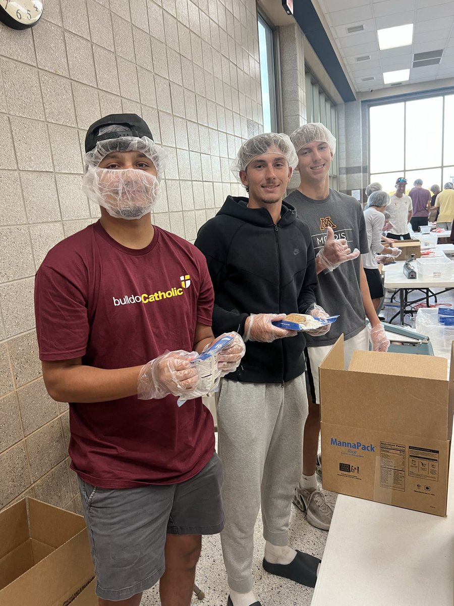 UMMorrisMBB's tweet photo. The guys had a blast tonight packing food for Feed My Starving Children! Great opportunity for the team to make a difference. @fmsc_org 
#BetterTogether #Cougs https://t.co/d6C3DgAx36