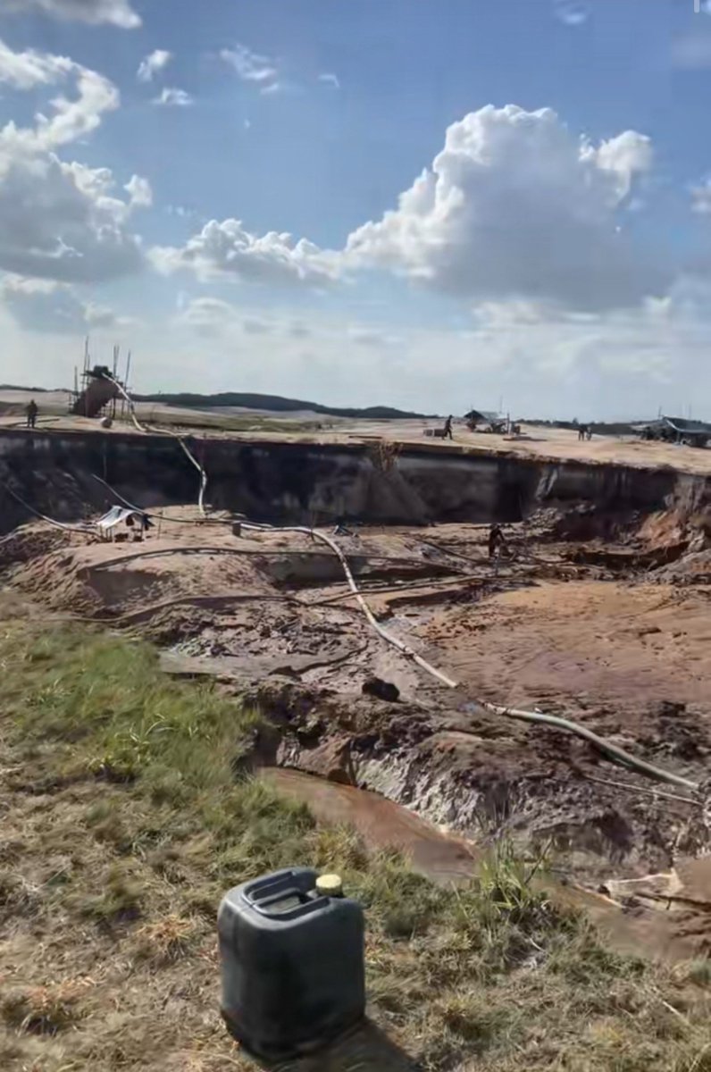 Fritz_A_Sanchez's tweet photo. #Atencion #Venezuela
Continúa avanzando la perdida de nuestra hermosa #GranSabana a consecuencia de un extractivismo aurífero ilegal que no sufre, ni escasez de combustible, ni del temor de sufrir alguna sanción por devastar una región ubicada dentro del PN #Canaima
Lamentablemente no existe autoridad civil, política, indígena o militar interesada en desacelerar la actividad aurífera ilegal, mucho menos detener, que es lo que corresponde por ser un área protegida ambientalmente...
📸 Sector 8 #Wonken