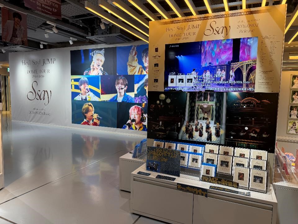 SHIBUYA_T_MUSIC's tweet photo. 【#HeySɑyJUMP】
LIVE Blu-ray&amp;DVD『Hey! Say! JUMP DOME TOUR 2025-2026 S say』が本日入荷🎶
今作の4大ドームツアーはメンバーの有岡くんがアルバムのコンセプト発案・制作〜ライブ演出を担当🧡
シブツタ地下2Fでは発売を記念して、特大ビジュアル展示開催中✨👀
展示期間：9/7(月)まで https://t.co/KbCqFZcYCn
