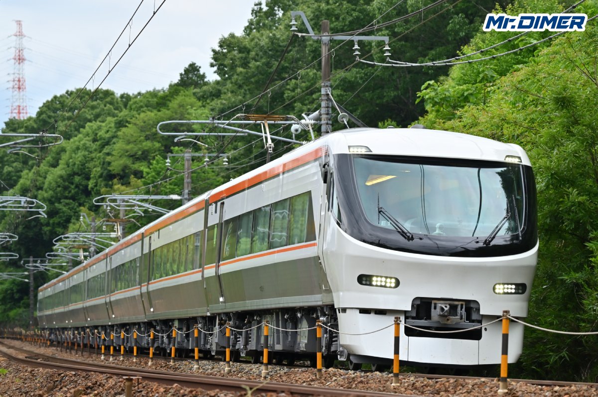 MrDIMER_X's tweet photo. 【特急列車の未来】“万能特急”はもう生まれない？これからを担う新時代の特急型とは。

かつて日本には、“どこへでも行ける特急型”がいました。

その代表格が485系。

直流1500V、交流50Hz・60Hzに対応し、東北、北陸、関西、九州まで、日本列島を縦横無尽に駆け回った国鉄特急の万能選手です。
昼行特急から夜行列車までこなし、転属を繰り返しながら全国各地で活躍。

まさに、
「とりあえず485系を持ってくれば何とかなる。」
そんな存在でした。

ではこれから先、485系のような“万能特急”は再び生まれるのでしょうか。
私の独断と偏見で言えば、おそらく答えは「NO」。
しかし、それは特急型が退化したという意味ではありません。

むしろ時代は、
“何でもできる車両”から、その路線で「最強」の車両へ。
大きく変わり始めています。

「通勤型とは、むしろ逆方向へ」
ここが面白いところです。
現在の通勤型電車は、設計や機器を共通化し、標準化する方向へ進んでいます。

部品を共通化して保守をしやすくする。
製造コストを抑える。
複数の線区で使いやすくする。
大量に必要な通勤型だからこそ、
「なるべく同じものを効率よく使う」
そんな思想が強くなっています。

ところが、特急型はむしろ逆。

通勤型が“標準化”へ向かう一方で、
特急型は“専用化”へ向かっているとは思いませんか？

「273系・伯備線を極めた新世代振り子車両」

その代表格が、
2024年に営業運転を開始した273系「やくも」。
長年伯備線を走った381系の後継として誕生しました。
最大の特徴は、「車上型制御付き自然振り子方式」。
車両側で走行位置を把握し、カーブへ入るタイミングに合わせて振り子動作を制御。

速達性を維持しながら、乗り心地の改善を狙っています。
全席コンセントや大型荷物スペースなど、設備面も現代仕様。
しかし重要なのは、
273系が「全国どこでも走るための車両」ではないこと。

伯備線という曲線の多い山岳路線。
そして「やくも」という列車。
そこへ徹底的に合わせて造られています。

「385系・（しなの）のために進化する次世代特急」

さらに、この流れを強く感じさせるのが385系。
383系「しなの」の後継を見据え、JR東海が開発を進める次世代特急型電車です。
名古屋から長野へ向かう中央西線は、とにかくカーブが多い。
そこで385系では、新しい振子制御技術を採用。
383系が築いた曲線通過性能を受け継ぎながら、さらに乗り心地を向上させることが狙われています。

つまり385系に求められているのも、
「全国で使えること」ではありません。
“中央西線で、いかに速く、快適に走るか。”
そこへ能力を振り切った車両です。

「HC85系・気動車という常識まで変えた特急型」

そしてもう一両。
新時代を象徴する存在として外せないのがHC85系です。
キハ85系の後継として登場しましたが、形式名には「キハ」の文字がありません。
HC85系は、
従来のディーゼルカーとは仕組みが大きく異なります。
エンジンで発電した電気と蓄電池の電力を使い、モーターで車輪を回すハイブリッド方式。

非電化区間を走る特急だからといって、昔ながらの液体式気動車でなければならない。
そんな常識も、過去のものになりつつあります。

現在は「ひだ」「南紀」で活躍。

環境性能だけでなく、静粛性、加速性能、快適性まで含め、

“非電化特急とはどうあるべきか。”

その答えを一から作り直した車両とも言えるでしょう。

「同じものを使う通勤型」と「違うものを造る特急型」

こうして見ると、
現代の鉄道車両は面白い方向へ進んでいます。

通勤型は、
標準化。
共通化。
大量生産。
保守の効率化。

一方の特急型は、
線区専用。
列車専用。
乗り心地重視。
その路線ならではの性能。

同じ鉄道車両でありながら、
両者は逆方向へ進んでいるのです。

もちろん、特急型にも部品共通化やコスト削減は必要です。
それでも最後に残るのは、

“この路線だから、この性能が必要。”

という考え方です。

「もう“万能特急”はいらない？」

485系は、国鉄という巨大な一つの組織だからこそ生まれた車両でした。
交流も直流も走る。
寒冷地にも行く。
長編成にもなる。
転属しても使える。
一形式で、できるだけ多くの仕事をこなす。

それが485系の強さでした。
しかし現在は違います。

273系は伯備線を極める。

385系は中央西線を極める。

HC85系は非電化幹線に新しい答えを出す。

“何でも70点でこなす車両”ではなく、

“必要な場所で100点を取る車両”。

これこそが、これからの特急型なのかもしれません。

通勤型が“みんな同じ”へ向かう一方で、
特急型は“ここにしかない”へ向かっていく。

485系のような万能特急は、もう生まれない。

でもその代わり、
「その路線だから、この車両。」
そんな特急が、日本各地に生まれていく。

私は、それこそが新時代の特急列車の姿だと思います。
そして新時代の鉄道車両の楽しみ方なのかもしれません。

（マイミー）
