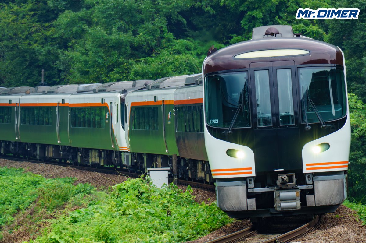 MrDIMER_X's tweet photo. 【特急列車の未来】“万能特急”はもう生まれない？これからを担う新時代の特急型とは。

かつて日本には、“どこへでも行ける特急型”がいました。

その代表格が485系。

直流1500V、交流50Hz・60Hzに対応し、東北、北陸、関西、九州まで、日本列島を縦横無尽に駆け回った国鉄特急の万能選手です。
昼行特急から夜行列車までこなし、転属を繰り返しながら全国各地で活躍。

まさに、
「とりあえず485系を持ってくれば何とかなる。」
そんな存在でした。

ではこれから先、485系のような“万能特急”は再び生まれるのでしょうか。
私の独断と偏見で言えば、おそらく答えは「NO」。
しかし、それは特急型が退化したという意味ではありません。

むしろ時代は、
“何でもできる車両”から、その路線で「最強」の車両へ。
大きく変わり始めています。

「通勤型とは、むしろ逆方向へ」
ここが面白いところです。
現在の通勤型電車は、設計や機器を共通化し、標準化する方向へ進んでいます。

部品を共通化して保守をしやすくする。
製造コストを抑える。
複数の線区で使いやすくする。
大量に必要な通勤型だからこそ、
「なるべく同じものを効率よく使う」
そんな思想が強くなっています。

ところが、特急型はむしろ逆。

通勤型が“標準化”へ向かう一方で、
特急型は“専用化”へ向かっているとは思いませんか？

「273系・伯備線を極めた新世代振り子車両」

その代表格が、
2024年に営業運転を開始した273系「やくも」。
長年伯備線を走った381系の後継として誕生しました。
最大の特徴は、「車上型制御付き自然振り子方式」。
車両側で走行位置を把握し、カーブへ入るタイミングに合わせて振り子動作を制御。

速達性を維持しながら、乗り心地の改善を狙っています。
全席コンセントや大型荷物スペースなど、設備面も現代仕様。
しかし重要なのは、
273系が「全国どこでも走るための車両」ではないこと。

伯備線という曲線の多い山岳路線。
そして「やくも」という列車。
そこへ徹底的に合わせて造られています。

「385系・（しなの）のために進化する次世代特急」

さらに、この流れを強く感じさせるのが385系。
383系「しなの」の後継を見据え、JR東海が開発を進める次世代特急型電車です。
名古屋から長野へ向かう中央西線は、とにかくカーブが多い。
そこで385系では、新しい振子制御技術を採用。
383系が築いた曲線通過性能を受け継ぎながら、さらに乗り心地を向上させることが狙われています。

つまり385系に求められているのも、
「全国で使えること」ではありません。
“中央西線で、いかに速く、快適に走るか。”
そこへ能力を振り切った車両です。

「HC85系・気動車という常識まで変えた特急型」

そしてもう一両。
新時代を象徴する存在として外せないのがHC85系です。
キハ85系の後継として登場しましたが、形式名には「キハ」の文字がありません。
HC85系は、
従来のディーゼルカーとは仕組みが大きく異なります。
エンジンで発電した電気と蓄電池の電力を使い、モーターで車輪を回すハイブリッド方式。

非電化区間を走る特急だからといって、昔ながらの液体式気動車でなければならない。
そんな常識も、過去のものになりつつあります。

現在は「ひだ」「南紀」で活躍。

環境性能だけでなく、静粛性、加速性能、快適性まで含め、

“非電化特急とはどうあるべきか。”

その答えを一から作り直した車両とも言えるでしょう。

「同じものを使う通勤型」と「違うものを造る特急型」

こうして見ると、
現代の鉄道車両は面白い方向へ進んでいます。

通勤型は、
標準化。
共通化。
大量生産。
保守の効率化。

一方の特急型は、
線区専用。
列車専用。
乗り心地重視。
その路線ならではの性能。

同じ鉄道車両でありながら、
両者は逆方向へ進んでいるのです。

もちろん、特急型にも部品共通化やコスト削減は必要です。
それでも最後に残るのは、

“この路線だから、この性能が必要。”

という考え方です。

「もう“万能特急”はいらない？」

485系は、国鉄という巨大な一つの組織だからこそ生まれた車両でした。
交流も直流も走る。
寒冷地にも行く。
長編成にもなる。
転属しても使える。
一形式で、できるだけ多くの仕事をこなす。

それが485系の強さでした。
しかし現在は違います。

273系は伯備線を極める。

385系は中央西線を極める。

HC85系は非電化幹線に新しい答えを出す。

“何でも70点でこなす車両”ではなく、

“必要な場所で100点を取る車両”。

これこそが、これからの特急型なのかもしれません。

通勤型が“みんな同じ”へ向かう一方で、
特急型は“ここにしかない”へ向かっていく。

485系のような万能特急は、もう生まれない。

でもその代わり、
「その路線だから、この車両。」
そんな特急が、日本各地に生まれていく。

私は、それこそが新時代の特急列車の姿だと思います。
そして新時代の鉄道車両の楽しみ方なのかもしれません。

（マイミー）