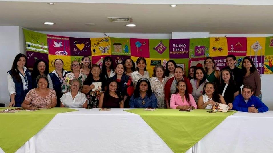 DefensoriaCol's tweet photo. En Bucaramanga, junto con el @CNE_COLOMBIA, @ONUMujeresCol y la Fundación @Mujeryfuturo1, dialogamos sobre los retos y oportunidades para prevenir y enfrentar la violencia contra las mujeres en política en Santander, y sobre la importancia de fortalecer su participación en asuntos públicos.

Durante el encuentro conocimos la “Agenda Política Común de Incidencia de las Mujeres Jóvenes de Santander 2026“ y asumimos el compromiso de contribuir a potenciar sus voces y propuestas. Una agenda que pone en el centro el derecho a una vida libre de violencias, a un ambiente limpio, saludable y sostenible, y a la paz.
