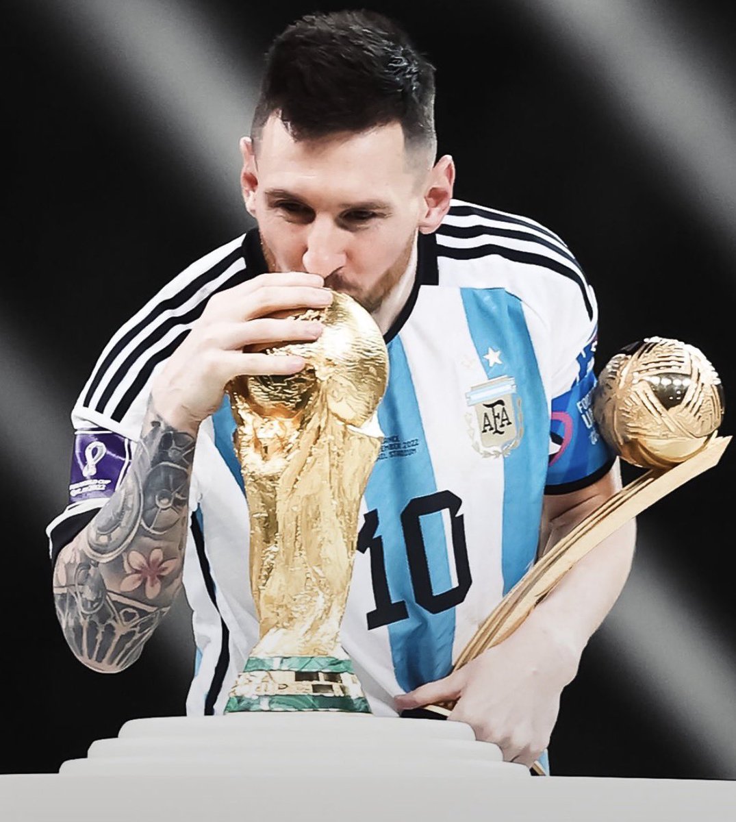 mateomartinezrn's tweet photo. Hay una generación que se crió viendo como  a un pibe no le salía cumplir el sueño de su vida. Que recibió garrotazos, desde todas partes, propios y extraños lo golpearon. Otros, siempre lo bancamos! 
Y el… Siguió intentando.

Una y otra vez. Persiguió ese gran sueño.
En el medio parecía que bajaba los brazos, pero no… Sabía que esta generación lo estaba mirando. 

Intentó, intentó e intentó. 
Hasta que le salió.

Esa es, quizás, la más grande de las enseñanzas y el mayor legado de Lionel. El no haberse rendido nunca.

Su perseverancia y su resiliencia fueron ejemplo incluso para quienes no fanatizamos con el fútbol, pero sí fanatizamos con su historia, con nuestra historia. 

Gracias, Capitán. 
Merecido descanso. 🇦🇷🫶🏻