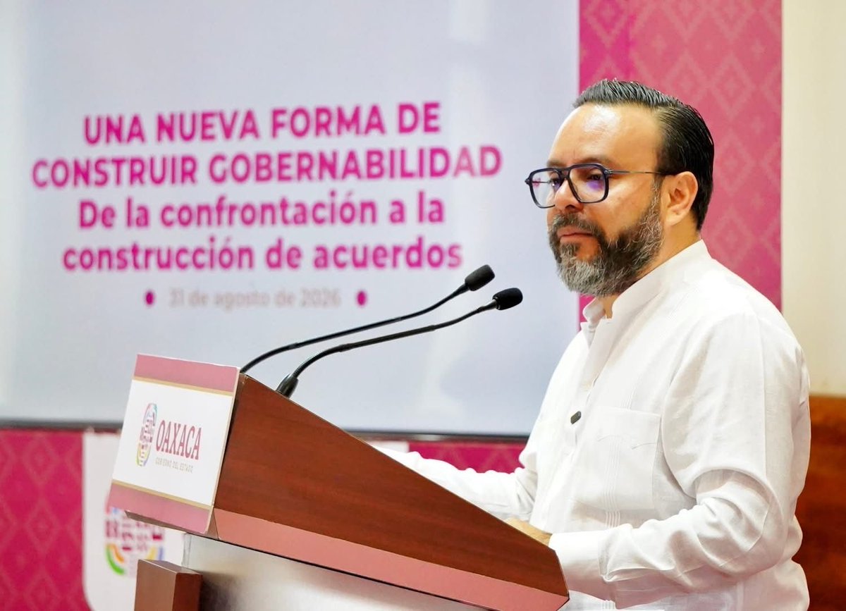 sofyvaldivia's tweet photo. *Ⓜ️📺 @jesusromerooax: la nueva gobernabilidad en Oaxaca es diálogo para resolver, autoridad para poner orden y justicia para hacer cumplir la ley

Oaxaca está construyendo una nueva forma de gobernar, basada en una premisa que rompe con la lógica del pasado: la gobernabilidad no significa solamente dialogar, sino tener capacidad política para resolver, autoridad para garantizar el orden y justicia para que la ley tenga consecuencias. Así lo planteó el secretario de Gobierno, Jesús Romero López, al destacar que la administración del gobernador Salomón Jara Cruz ha impulsado un cambio de fondo en la manera de atender las diferencias sociales, políticas, sindicales y comunitarias, privilegiando la interlocución y la construcción de acuerdos, pero dejando claro que el diálogo no puede convertirse en permisividad ni sustituir las responsabilidades del Estado.

Romero López explicó que esta nueva visión se sostiene en una triada: gobernabilidad, seguridad pública y procuración de justicia. La primera permite anticipar y procesar los conflictos antes de que escalen; la seguridad brinda al Estado capacidad efectiva para proteger a la población y garantizar que los acuerdos puedan cumplirse; y la procuración de justicia establece límites y consecuencias cuando una conducta rebasa la protesta o la diferencia política y entra en el terreno del delito. 

Bajo esta lógica, afirmó, Oaxaca ha reducido bloqueos y tomas de instalaciones y carreteras,ha fortalecido su presencia institucional, con más de 14 mil mesas de diálogo realizadas durante la actual administración para encauzar diferencias antes de que se conviertan en crisis.

El mensaje central, sostuvo el secretario de Gobierno, es que los derechos de organización, manifestación y expresión deben convivir con los derechos de todas las demás personas. Por ello, la nueva gobernabilidad que se impulsa en Oaxaca busca superar la falsa disyuntiva entre diálogo y autoridad: se dialoga para resolver, pero también se ejerce la autoridad cuando es necesario; se construyen acuerdos, pero se exige su cumplimiento; se respeta la protesta legítima, pero no se permite que intereses particulares se impongan sobre los derechos colectivos. 

“Capacidad política para resolver, autoridad para garantizar el orden y justicia para que la ley tenga consecuencias”, resumió Romero López al definir el modelo de Estado que, dijo, se está construyendo en Oaxaca.