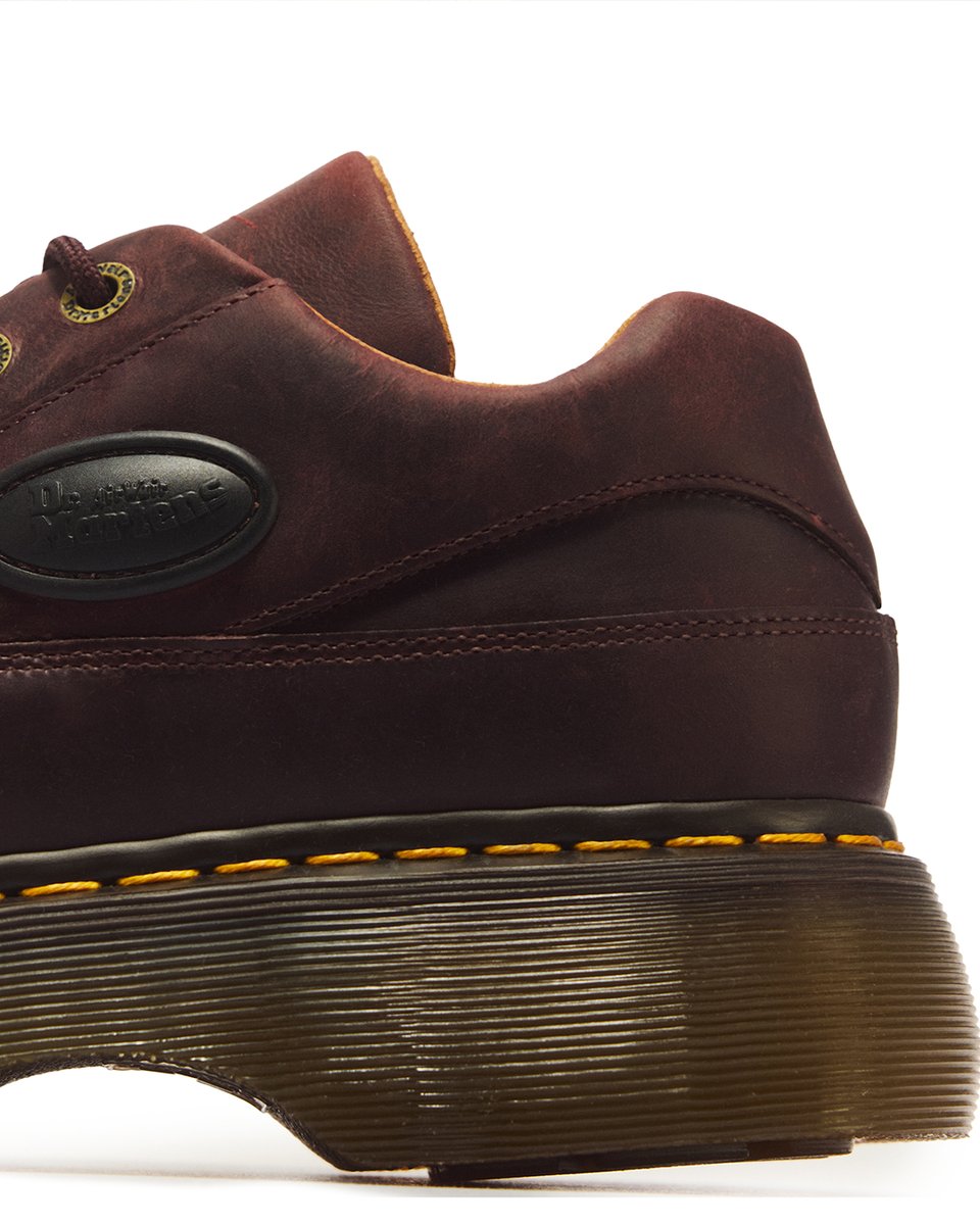 drmartens_japan's tweet photo. 重厚なレザーの経年変化を楽しむBUZZシューズ
アッパーにはCRAZY HORSEレザーを使用。重厚感のある質感が特徴で、擦れや傷が付くことで自然な色の変化が生まれ、履き込むほどに経年変化を楽しめます。
https://t.co/z7RqAWNLDT https://t.co/hkelr1aF85