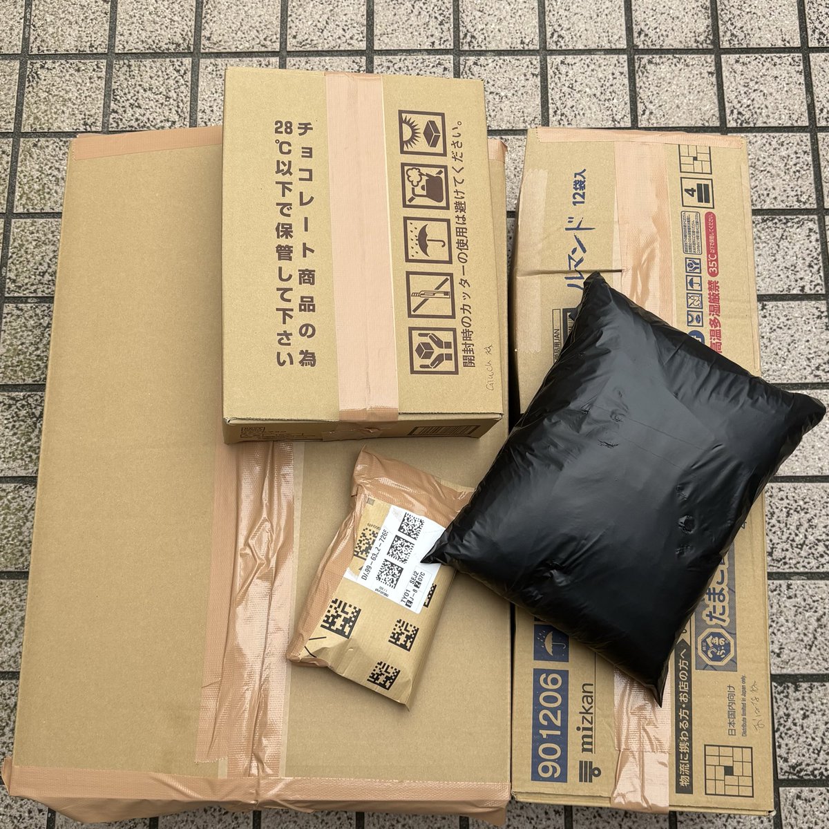 kobutu_zikan's tweet photo. 9月はじまりました。酷暑は通り過ぎたけどまだまだ蒸し暑いから梱包や作業にはエアコン必須。メルカリ発送いきま https://t.co/2RxRGz2tuV