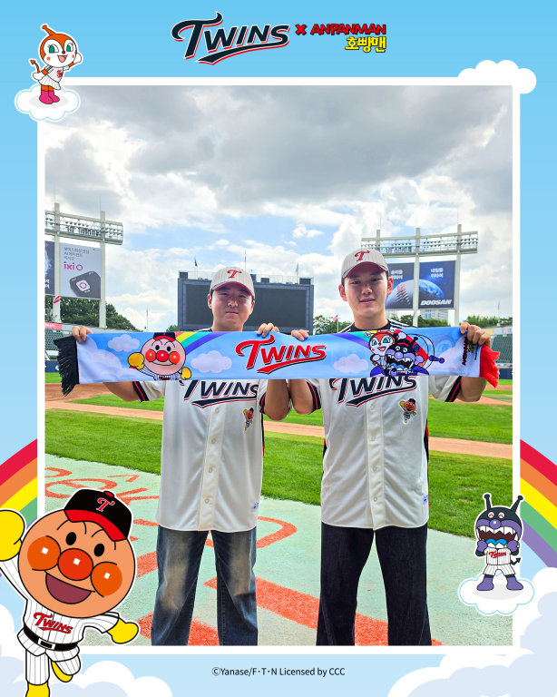 bng7777's tweet photo. LG트윈스, 인기 캐릭터 ‘호빵맨’과 콜라보 진행

– 돌아온 호빵맨과 전 세대 아우르는 콜라보 상품 출시 –

서울 LG트윈스는 인기 캐릭터 ‘호빵맨’과 콜라보를 진행한다. 호빵맨은 과거 방영된 애니메이션 ‘호빵맨’의 주인공으로 많은 사랑을 받았다. 

지난해 12월 정식 라이선스 계약을 통해 국내에서 TV 재방영을 시작했고, 올해 5월 개봉한 영화 ‘극장판 호빵맨: 세균맨과 그림책의 루룬’에서도 팬들에게 즐거움을 선사했다.

LG트윈스는 이번 콜라보를 통해 재킷과 유니폼, 티셔츠, 모자 등 의류를 비롯해 응원 타올과 머플러, 파우치, 캐릭터 배지, 키링까지 다양한 상품을 출시한다. 

특히 의류 상품엔 기존 LG트윈스의 디자인에 호빵맨 캐릭터로 포인트를 더해, 어린이부터 성인까지 세대를 불문하고 누구나 친근하게 착용할 수 있도록 제작했다.

‘LG트윈스 X 호빵맨‘ 콜라보 상품은 9월 4일 오후 3시 LG트윈스 공식 온라인몰 ‘콜랩샵(https://t.co/Xutvaa7S0J)’에서 최초 공개된다. 또한 9월 4일부터 7일까지 4일간 운영하는 잠실야구장 외야 캐치볼장 팝업스토어에서 콜라보 상품을 오프라인으로 만날 수 있다.

한편, LG트윈스는 9월 4~6일 잠실야구장에서 열리는 삼성라이온즈와의 홈 3연전에서 ‘호빵맨 브랜드데이‘를 진행한다.