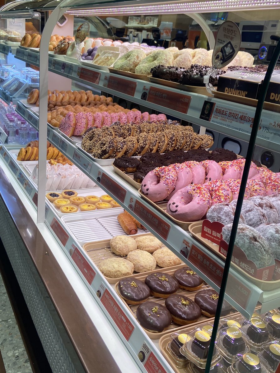torami_smec's tweet photo. おやつにダンキンドーナツ🍩

飛行機、隣に人が乗ってこなくてラッキーだった！けど前に座られたの方のスメルがちょっとアレだったので早く成田に着いてほしい🙏🏻 https://t.co/JDQTicUAZH