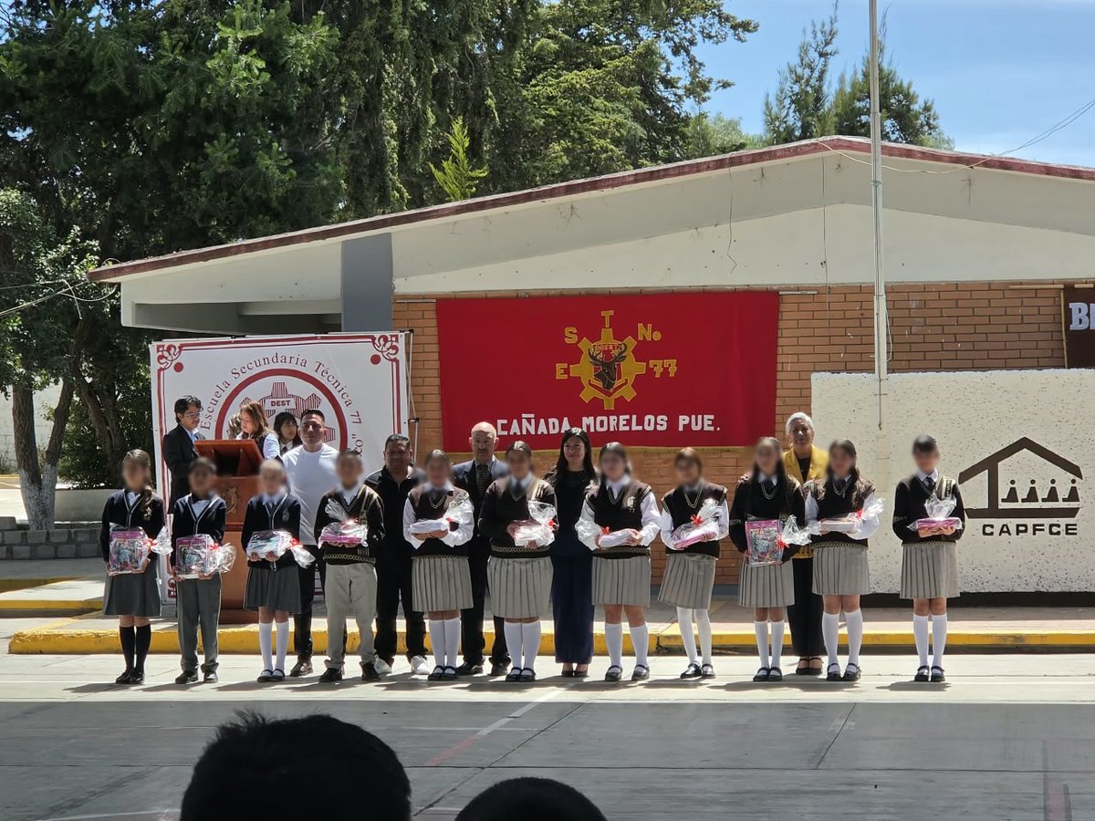 ALauraSB's tweet photo. 🟢Participamos en la ceremonia cívica y protocolaria del Ciclo Escolar 2026-2027 en la Secundaria Técnica No. 77, de Cañada Morelos; unir esfuerzos es clave para garantizar una mejor educación.

#AnaLauraSánchezBenítez
#UnidadLuchayProgreso
#CañadaMorelos https://t.co/xIMi1IChGv
