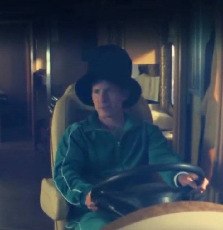 macdenniis's tweet photo. mhm mhm let me not forget my big hat https://t.co/cmknTNgB0R