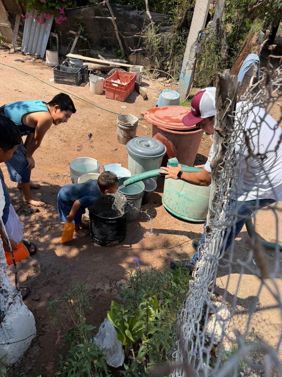 HpoInspira's tweet photo. Nuestro líder sigue haciendo llegar el líquido vital a donde más lo necesitan, en nuestras comunidades de #Huatabampo #JesusAbelGuirado https://t.co/WBAsVY0Wgb