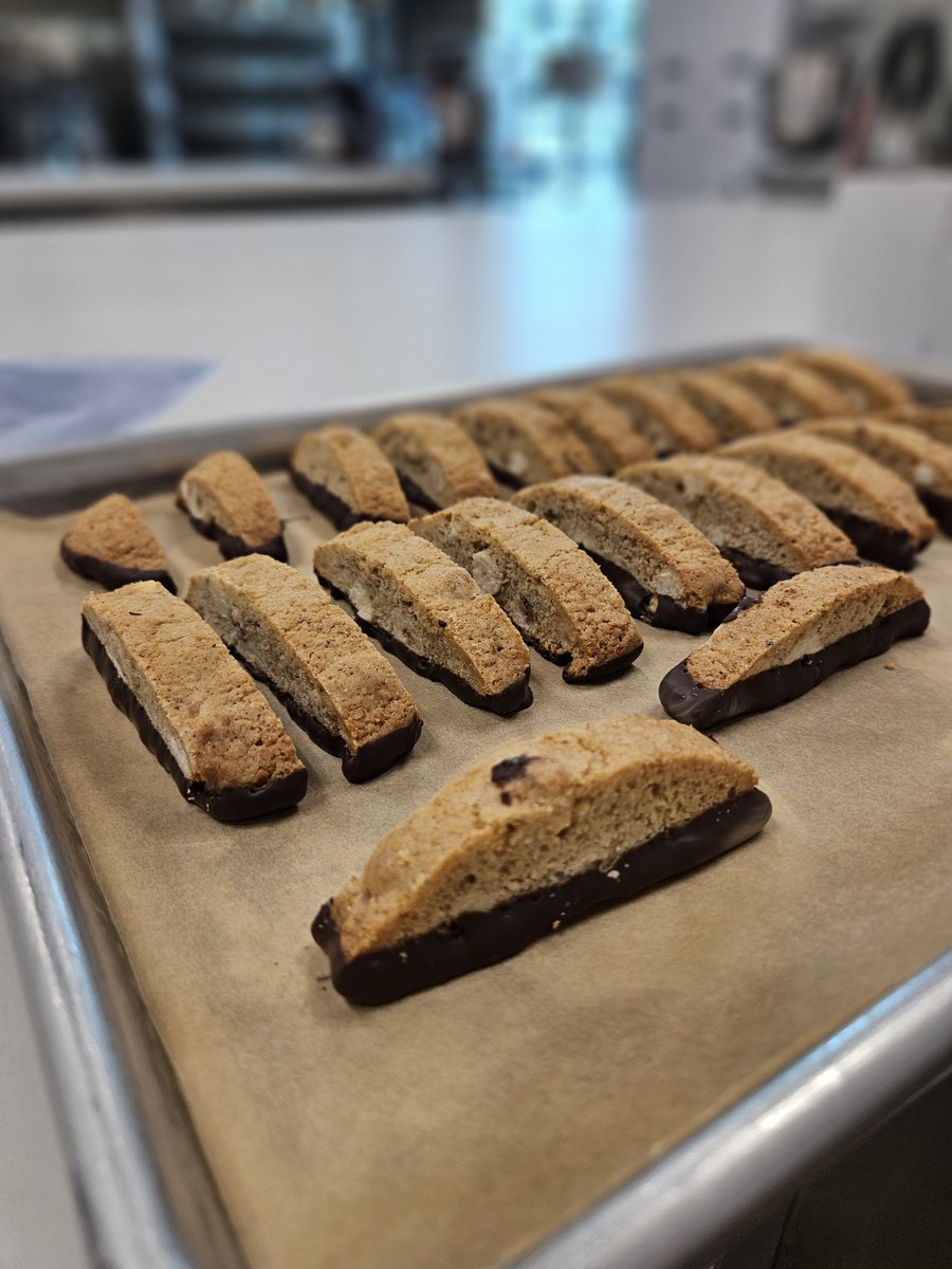 AEricksonHTX's tweet photo. I'm baking things again!! https://t.co/aVlJBEDAVB
