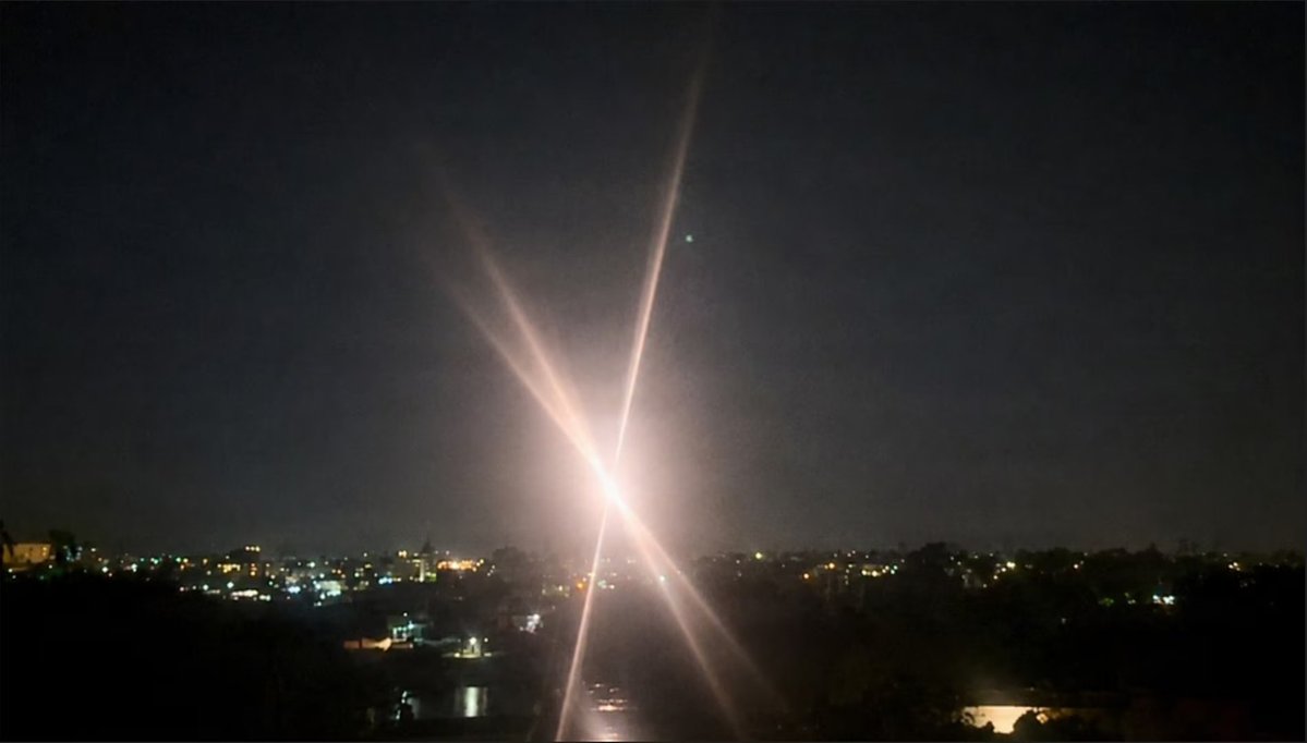 Jnlomeli's tweet photo. 🛩️Jalisco y los drones que derribó EU

Dos hechos en apariencia aislados guardan una relación inquietante.

1⃣ El derribo de 3 drones "hostiles" por parte del Ejército de EU en la frontera. 

2⃣Una red de tráfico de personas desmantelada en Jalisco.

✒️ https://t.co/GuySyyyR9z https://t.co/0xzMQ7VWxT