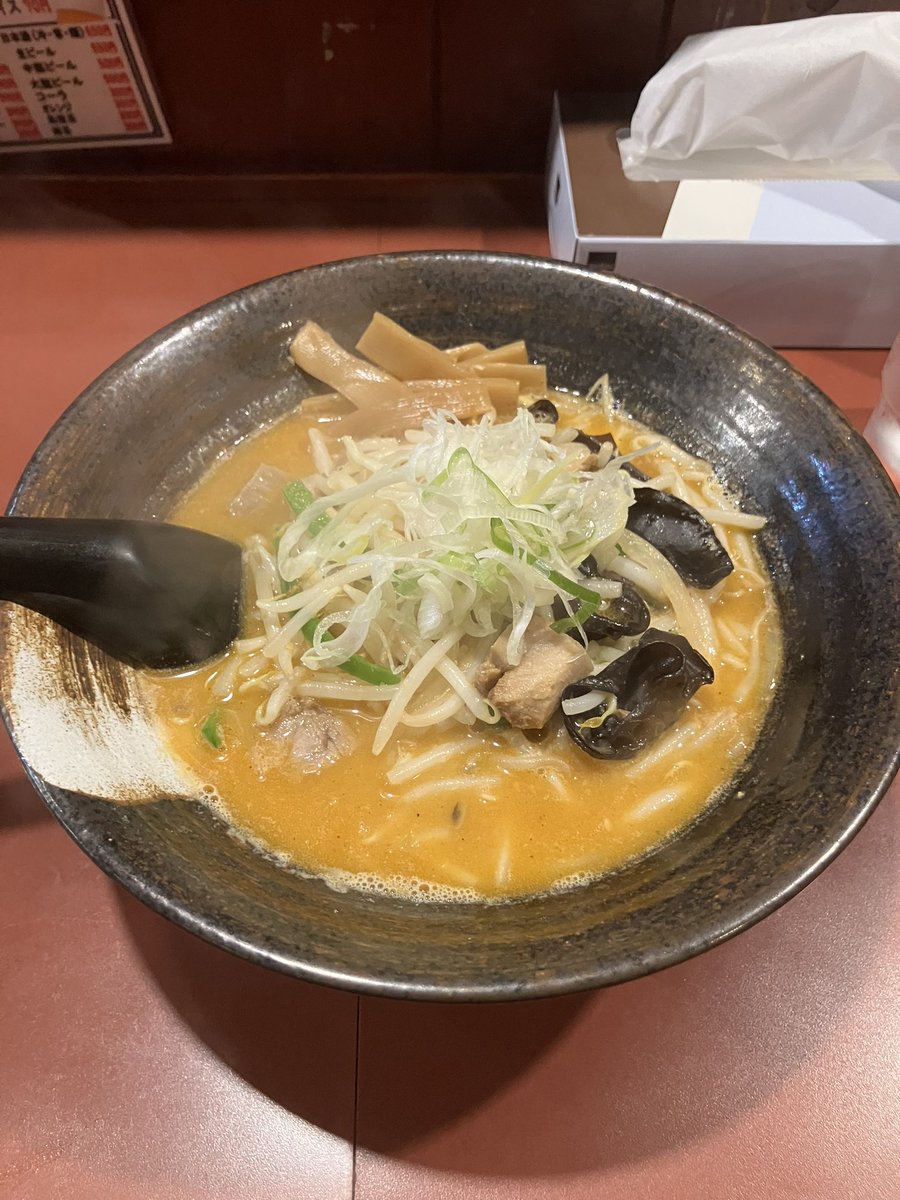 HIROw0sa's tweet photo. 東京に遊びに行ったときに食べた北海道ラーメンひむろ亀戸店の味噌おろちょん。860円は今どき安い。麺がスープに馴染んでない感じするけど他は普通かなぁ。
★★☆ https://t.co/d2LxoaFGfc