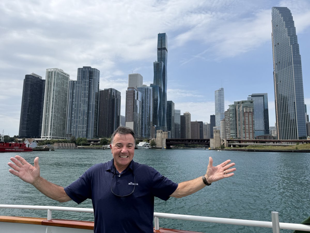 franfraschilla's tweet photo. Great birthday weekend in Chicago with my wife and great friends, Jon Sciambi and @jasonbenetti. And my buddy @OU_MBBall @PorterMoser would have been upset if I didn’t stop off at @portilloshotdog for some Italian beef. https://t.co/hwZWJRaxwv